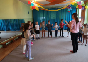 Dzieci podczas śpiewania piosenki