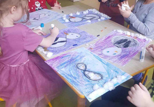 Dzieci kolorują pingwina z ósemki