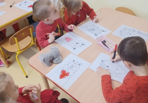 Dzieci rysują markerami w dwóch kolorach: czanym i czerwonym