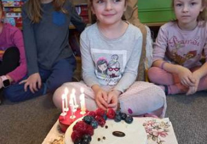 Nela oczekuje na zdmuchnięcie świeczek z urodzinowego tortu