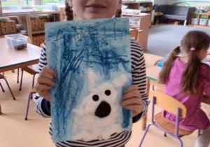 Amelia prezentuje swojego niedźwiedzia polarnego zrobionego z wykorzystaniem waty