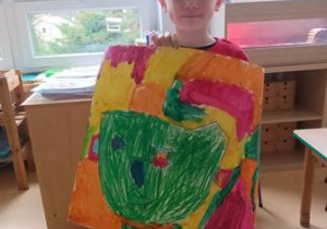 Chłopiec i jego obraz zainspirowany dziełami Picasso