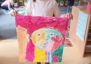 Zuzia prezentuje efekt swoich działań plastycznych zainspirowanych obrazami Pabla Picasso