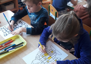 dzieci tworzą obrazki inspirując się twórczością Pieta Mondriana