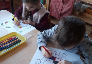 dzieci tworzą obrazki inspirując się twórczością Pieta Mondriana