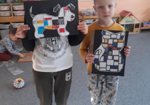 chłopcy prezentują gotowe prace inspirowane twórczością Pieta Mondriana Mondriana