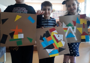 dzieci prezentują swoje prace z figur geometrycznych