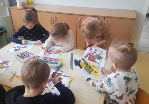 Dzieci rozcinają bałwankowe puzzle z papieru