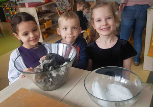 Dzieci obserwują topnienie czystego i brudnego śniegu