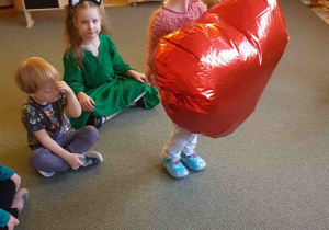 Ćwiczenie ciszy z dużym czerwonym balonem w kształcie serca