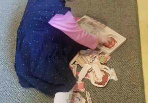 Dziewczynka układa puzzle przestrzenne "Ciało człowieka"