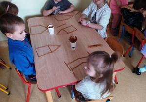 Dzieci podczas zabaw matematycznych z wykorzystaniem słonych paluszków