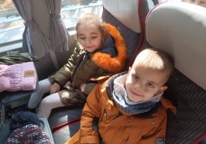 Dzieci w czasie drogi do Baśniowej Kawiarenki