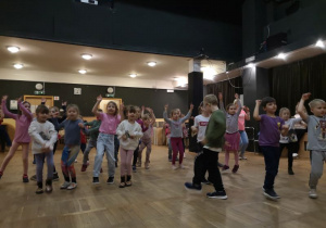 Dzieci podczas tańca