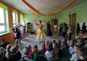 Dzieci tańczą układ taneczny wraz z tancerkami