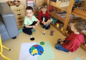 Dzieci podczas przygotowywania plakatu