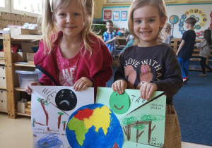 Dwie dziewczynki prezentują wykonany przez siebie plakat