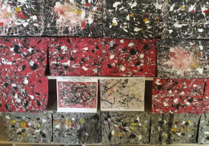 zdjęcie przedstawia wystawę prac inspirowanych twórczością Jacksona Pollocka