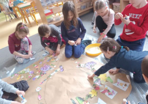 Dzieci tworzą wspólny plakat Pani Wiosny