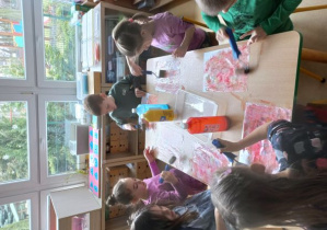 Dzieci malują wałkiem tło do pracy plastycznej