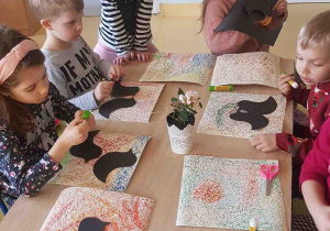 Dzieci kolorują tapetę i przygotowują tło pracy plastycznej