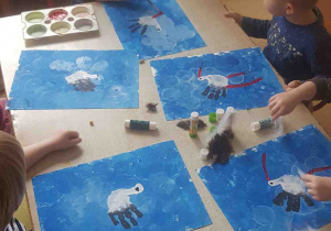 Dzieci malują bocianom czerwone nogi i dzioby