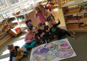 Dzieci pozują z kolorowymi pisankami, efektem wspólnej pracy plastycznej