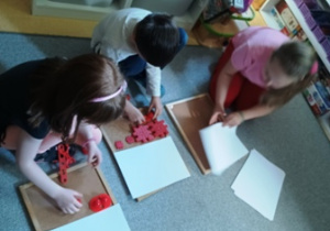 Dzieci tworzą flagę Polski metodą eksploracji dostępnych materiałów