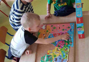 Chłopcy układają mapę Polski