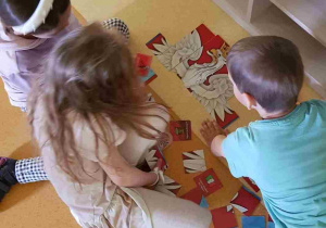 dzieci układają godło Polski złożone z mniejszych części