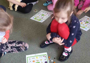 Dzieci podczas gry w wiosenne bingo
