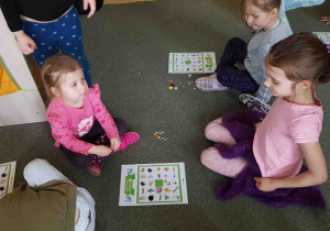 Starsze dzieci opiekują się młodszymi podczas wspólnej gry