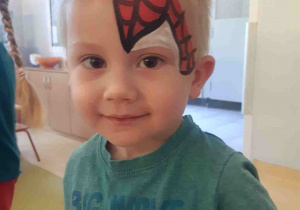 Chłopiec z wizerunkiem Spidermana na twarzy