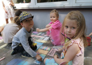 Dzieci rysują kredami na tarasie