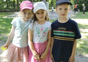 Chłopiec i dwie dziewczynki pozują do zdjęcia