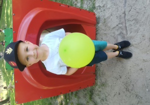 Franio przeszedł przez tunel trzymając balon w dłoniach