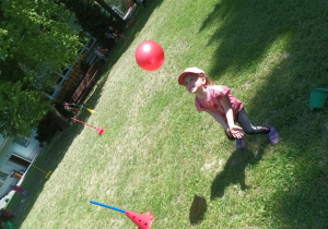 Dziewczynka odbija czerwonego balona