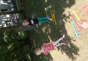 Ala i Kajetan poszukują skarbów w ogrodzie przedszkolnym