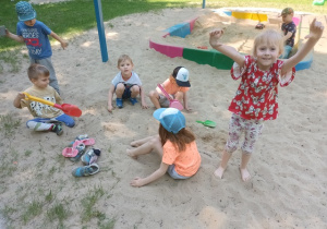 Zabawy sensoryczne z piaskiem w ogrodzie przedszkolnym