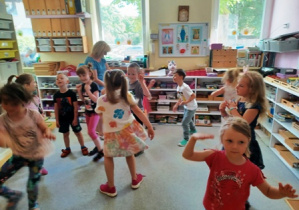 Dzieci w czasie zabawy tanecznej