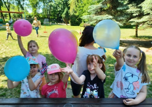Dziewczynki prezentują swoje balony