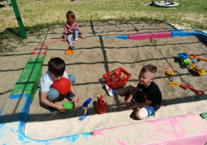 Chłopcy bawiący się w piaskownicy