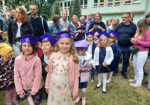 Dzieci 6 - letnie w czapkach absolwentów