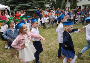 Dzieci tańczą Poloneza