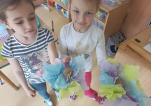 Dwie dziewczynki prezentują zrobione przez siebie "Ślimaki"