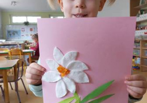 Antosia prezentuje wykonanego przez siebie kwiatka z wacików kosmetycznych