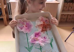 Anielka prezentuje gotową kompozycję kwiatową