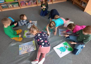 Dzieci starsze kolorują zajączki narysowane w wyniku gry matematycznej "Wyturlaj mnie"