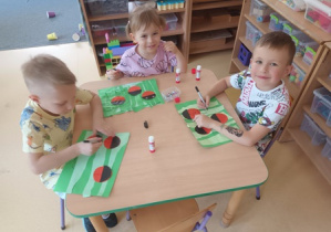 Dzieci przy stoliku w czasie działań plastycznych
