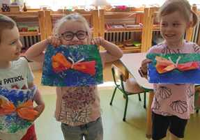 Dzieci trzymają w dłoniach swoje prace plastyczne pt. "Motyl"